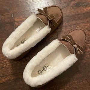 House slippers size 8/9 lean towards 9